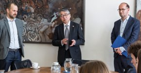 Metropolitní univerzita Praha získala darem 74 knih o Japonsku