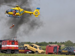 Burácení motorů na nebi i na zemi přilákalo na hradecké letiště desetitisíce diváků