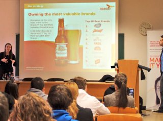 Zástupci firmy AB InBev přednášeli studentům na MUP