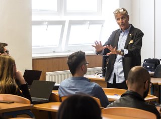 Dr. Christopher Lingle přednášel studentům MUP