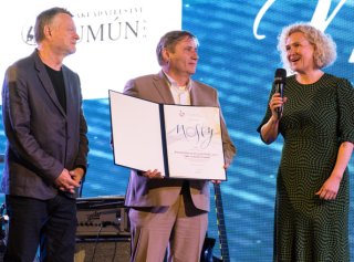Ocenění Mosty 2024 do rukou členů katedry mediálních studií
