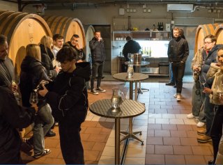 Za tajemstvím jubilejního vína: Studenti a akademici MUP vyrazili do terénu slavit i vybírat