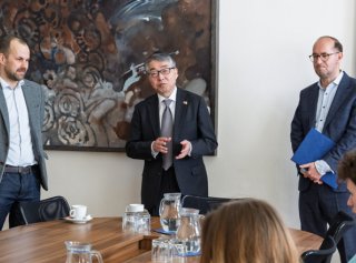 Metropolitní univerzita Praha získala darem 74 knih o Japonsku