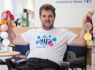 Lukostřelec David Drahonínský vystavuje na MUP sbírku medailí a závodní luk