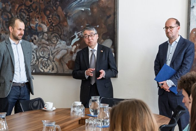 Metropolitní univerzita Praha získala darem 74 knih o Japonsku